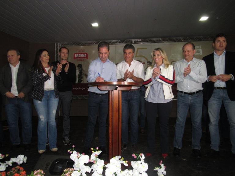 170505_-_maringa_-_expoinga_-_assinatura_termo_de_parceria_sanepar_prefeitura_2.jpg