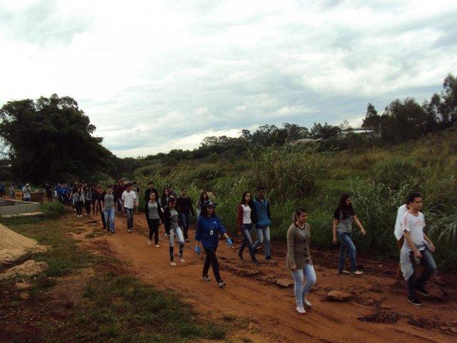 170510_umuarama_realiza_plantio_de_arvores_na_ete_pinhalzinho2.jpg
