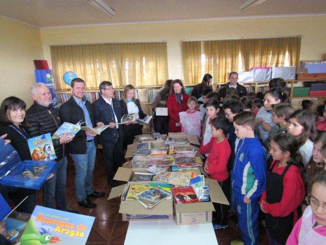 170807_-_guaraniacu_-_entrega_livros_escola_sao_judas_tadeu_2.jpg