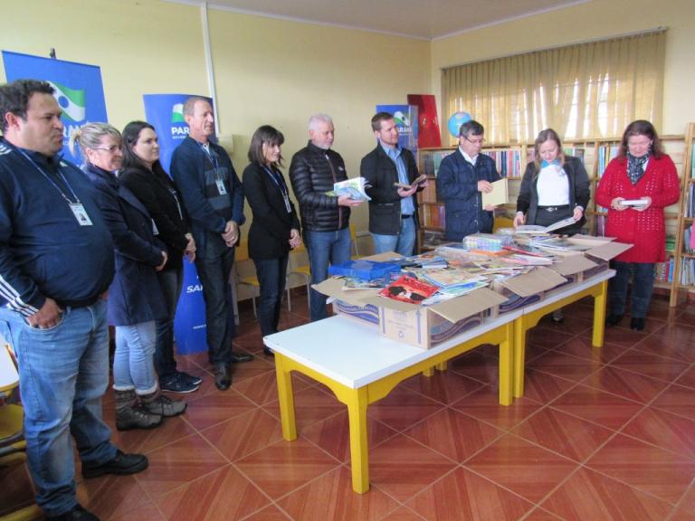 170807_-_guaraniacu_-_entrega_livros_escola_sao_judas_tadeu_3.jpg