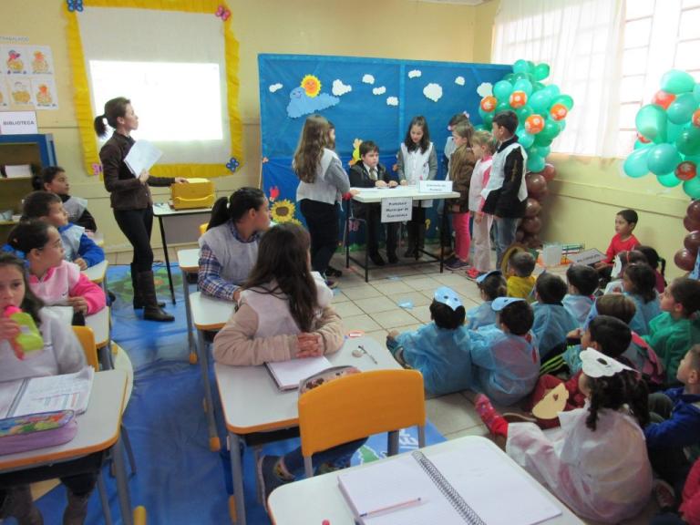 170807_-_guaraniacu_-_entrega_livros_escola_sao_judas_tadeu_4.jpg