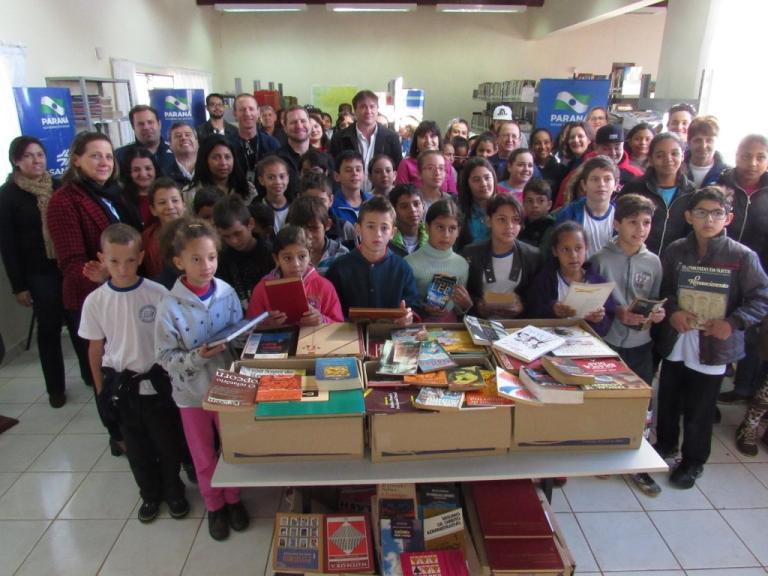 170807_-_ouro_verde_do_oeste_-_entrega_livros_1.jpg
