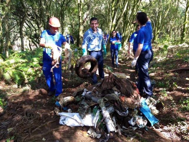 171124_guarapuava_-_empregados_fazem_limpeza_rio_cascavelzinho_1.jpg