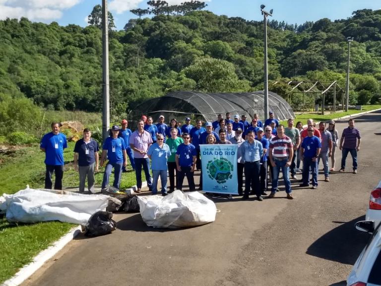 171124_guarapuava_-_empregados_fazem_limpeza_rio_cascavelzinho_8.jpg