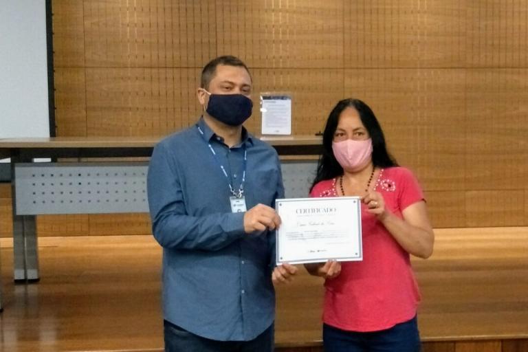 1_-_beneficiados_receberam_certificado_simbolico.jpg