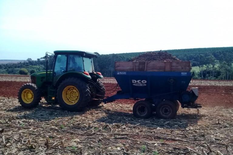 1_-maringa_-_lodo_esgoto_agricultura_-_trator_aplicacao.jpeg