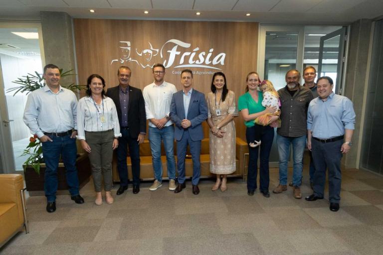 20240308_-_fundo_azul_3_-_frisia-750.jpg