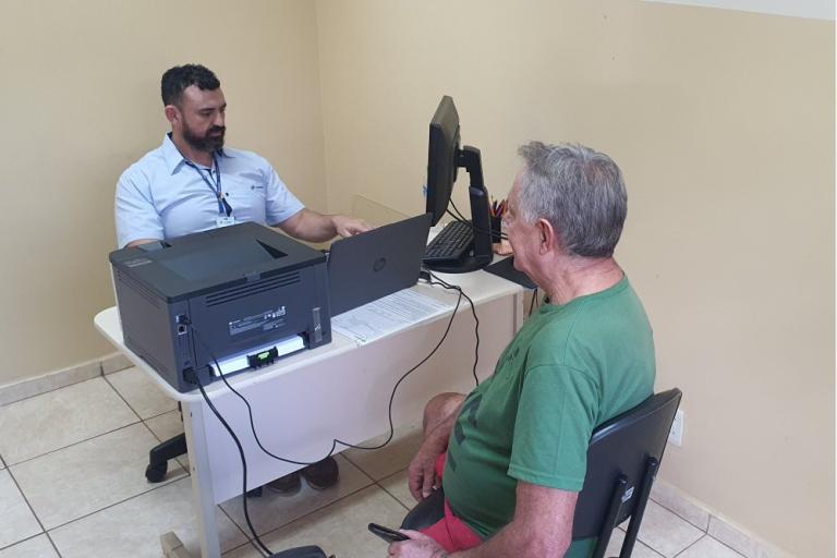 20240812_-_londrina_-_reunioes_-_dicas_para_consumo_do_agua_solidaria_-__4_vicente_e_atendente.jpg
