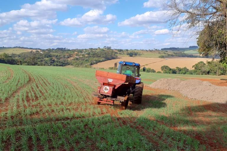 20250317_-_uso_do_lodo_na_agricultura_-_8_aplicacao_trator.jpg