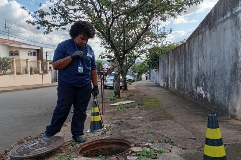 20250506_-_apucarana_-_vistorias_operacionais_esgoto_-_4_-_verificacao_fluxo_rede.jpg