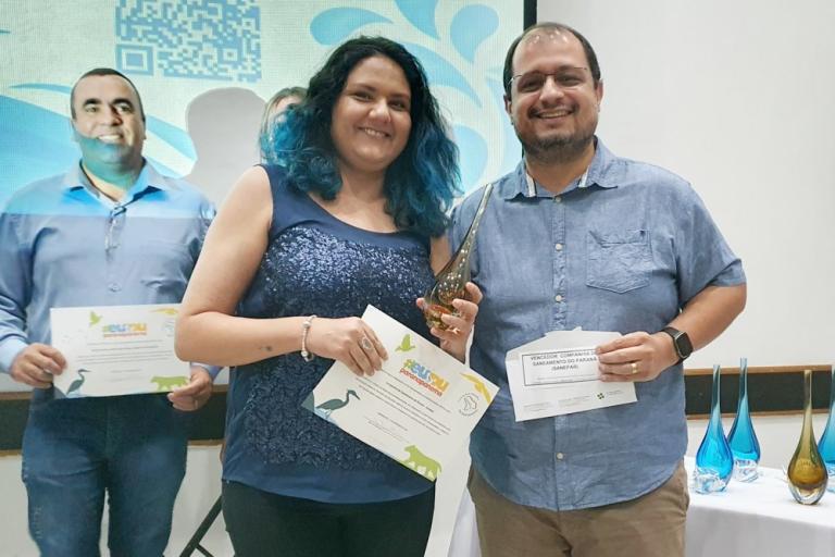 2211_-_premio_cbh_rio_paranapanema_-_andrea_receb_trofeu.jpg