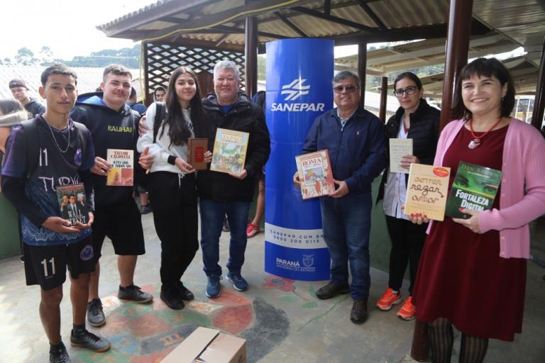 230704_quitandinha_doacao_livros_3_ok.jpg