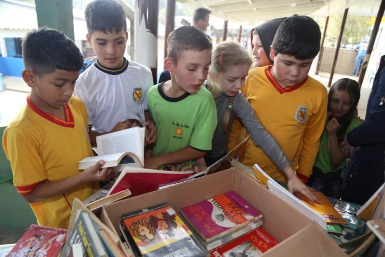230704_quitandinha_doacao_livros_6_ok.jpg