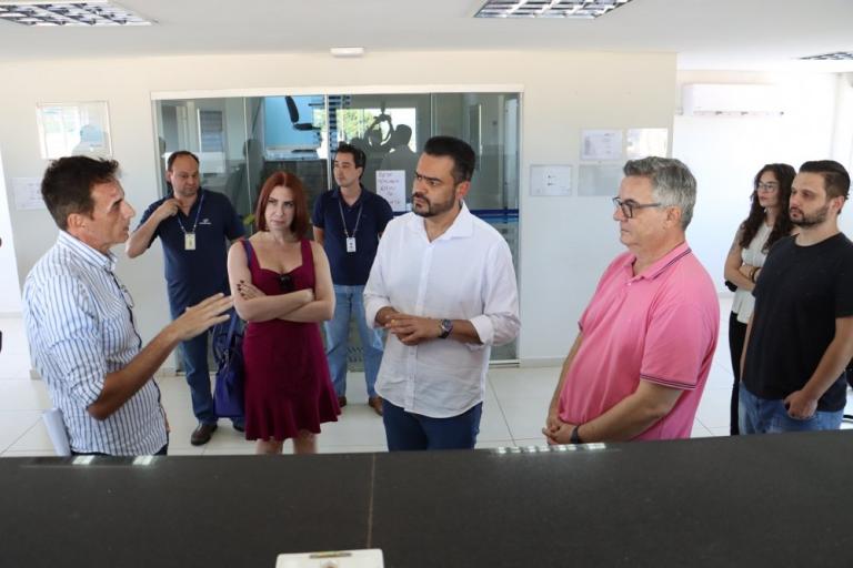 2_promotora_e_secretarios_visitam_sanepar_-_emerson_dias.jpg