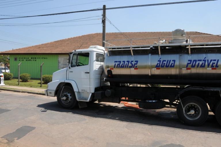 abastecimento_com_caminhao_pipa_ike_081111_5.jpg