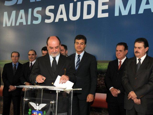 assin_contratos_bnds_cef_ike_030712_6.jpg