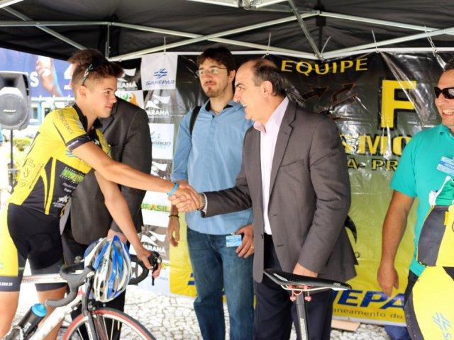 chaowiche_cumprimenta_atleta_da_gf_ciclismo.jpg