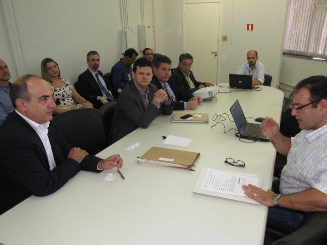 foto_2_-_mounir_se_reune_com_liderancas_em_maringa.jpg