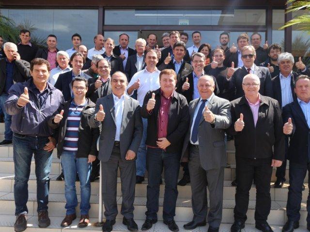 mounir_chaowiche_com_prefeitos_e_representantes_dos_municipios_que_compoem_a_amop.jpg