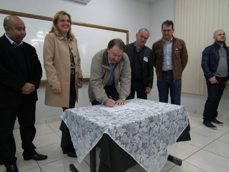 ney_assinando.jpg