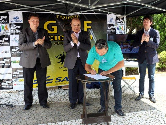 paulo_correa_da_fpc_assina_termo_de_doacao_de_oito_bicicletas_para_projeto_da_sanepar.jpg