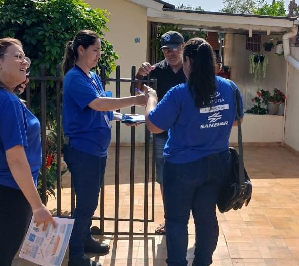 Equipes de campo fazendo abordagem de clientes em domicílio para orientações