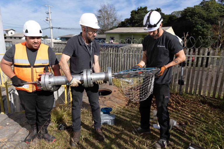 Equipes da Sanepar usam sensores para inspecionar redes de distribuição de água tratada 
