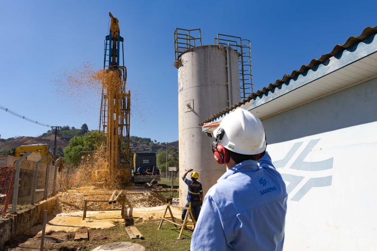 Máquinas realizam a perfuração de novo poço no Stoqueiro