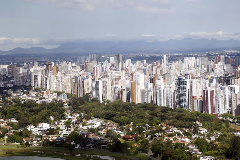 Curitiba é a cidade com o melhor saneamento básico do Brasil. 