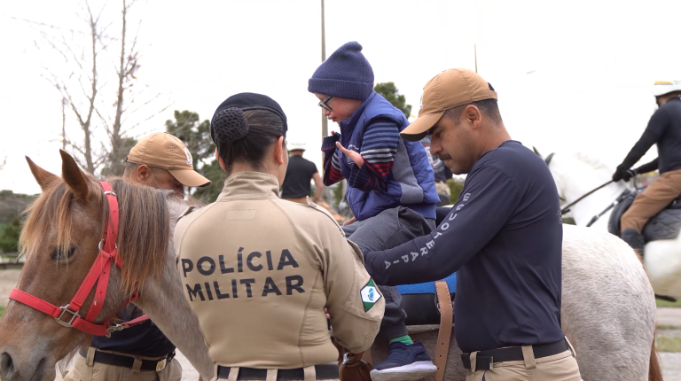 Imagem de Luis Rafael fazendo a equoterapia