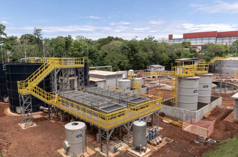 imagem da obra de ampliação do sistema de esgotamento sanitário da cidade de medianeira - trabalhador no canteiro da obra