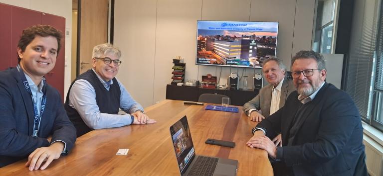 Sanepar firma acordo com escola de negócios de Luxemburgo