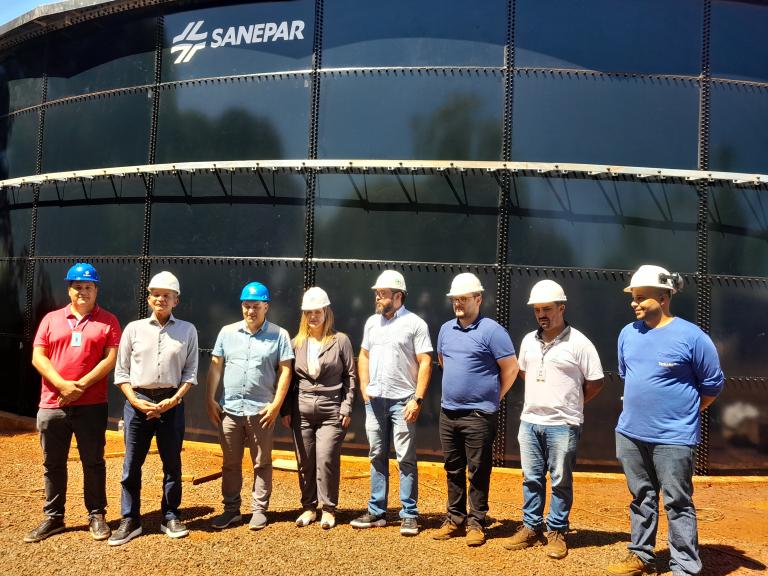 visita prefeito e vice-prefeito e empregados da Sanepar no novo reservatório da Vila A em Foz do Iguaçu 