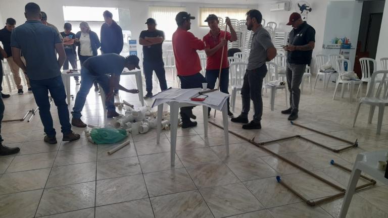 Grupo de pessoas com materiais hidráulicos