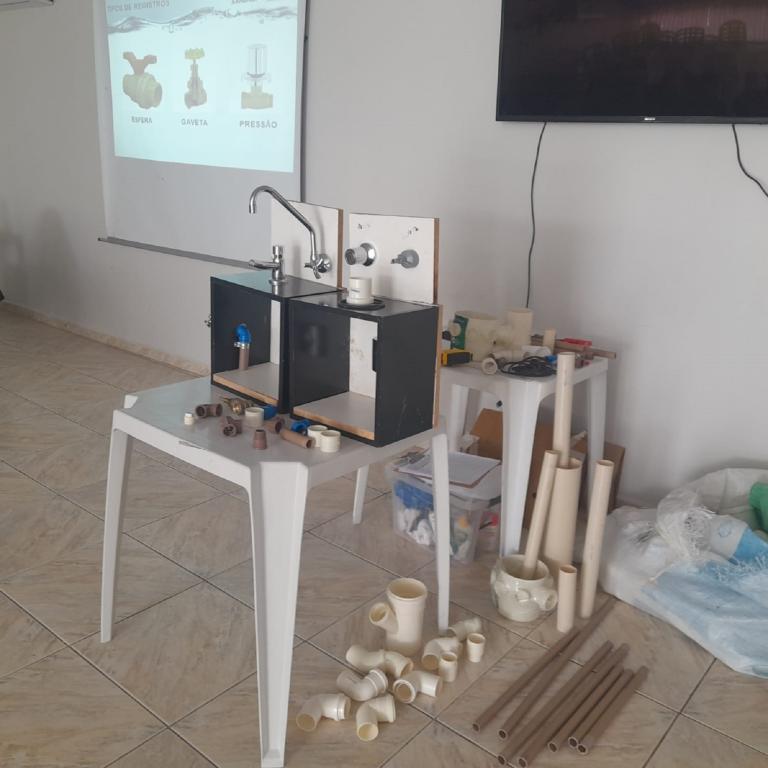 Mesa com materiais hidráulicos