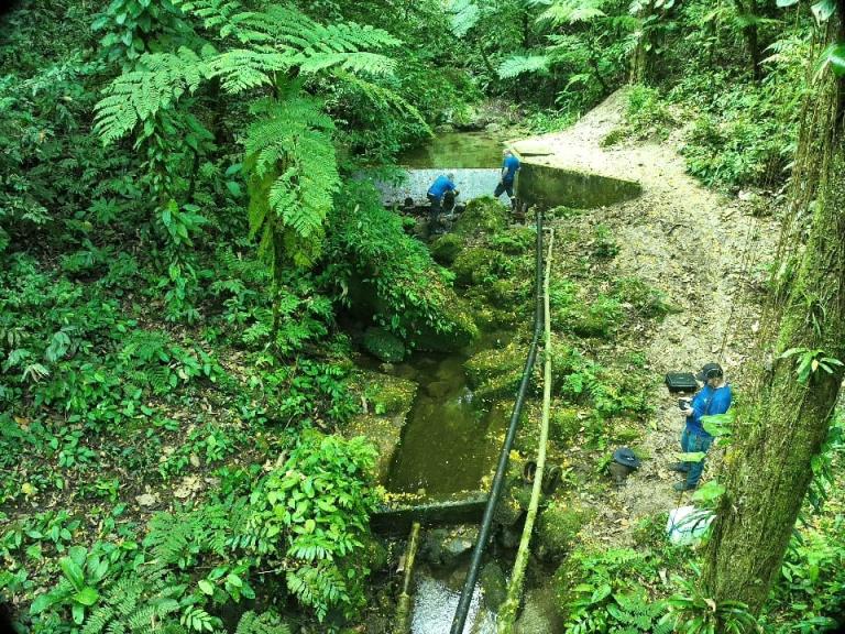 homens coletando amostra de água