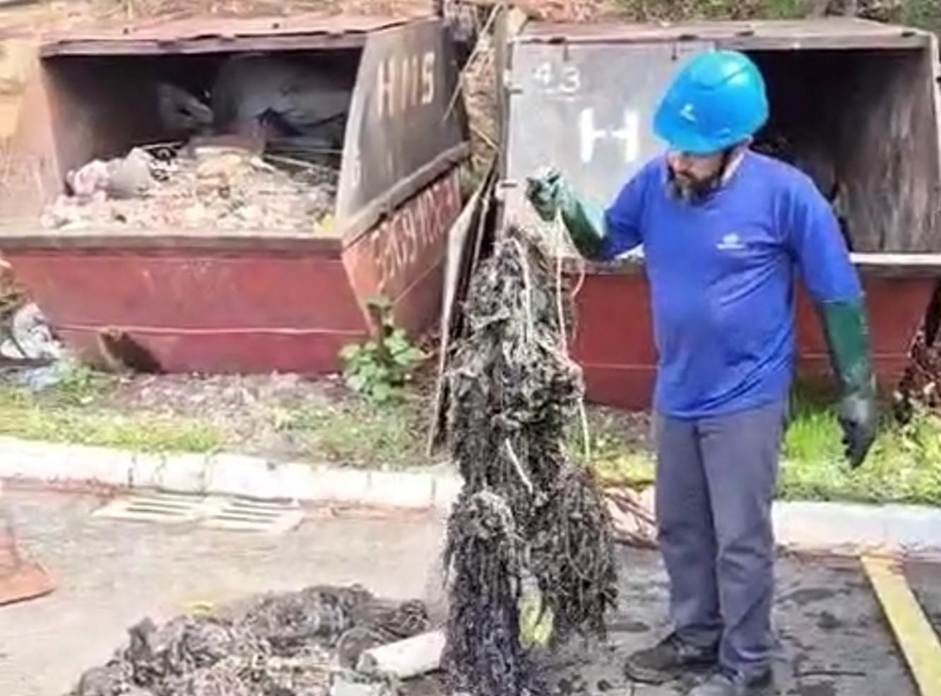 o agente técnico operacional da Sanepar Adriano Faria foi o responsável pela limpeza do local. Segurando um emaranhando de sujeira desagradável, ele descreve o que encontrou