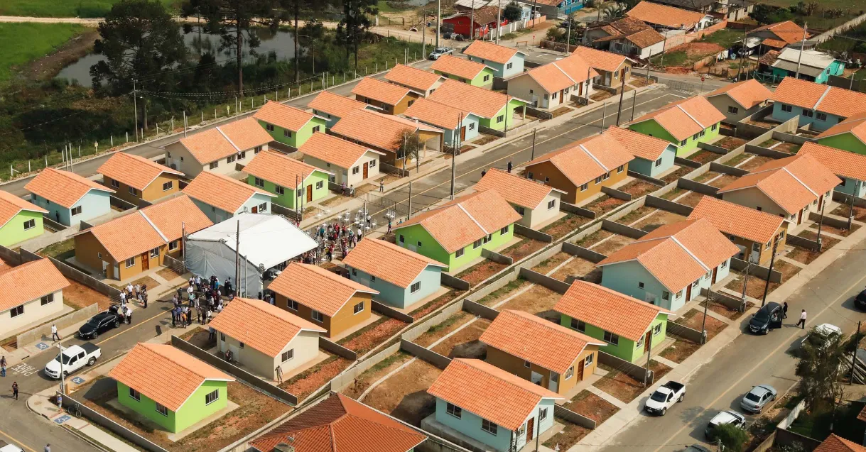 Várias casas do Programa Casa Fácil Paraná