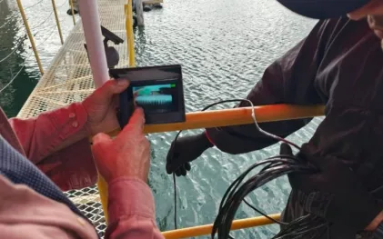 Mão segurando Equipamento eletrônico de monitoramento da água