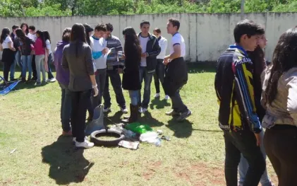 130926_-_foz_projeto_escola_rio_-_alunos_coletam_lixo.jpg