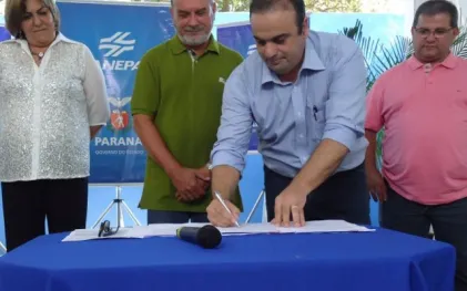 14.02.14_prefeito_foz_reni_assina_contrato.jpg