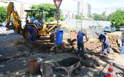 14.04.15_esgoto_centro_foz_obras_santos_duomont_1.jpg