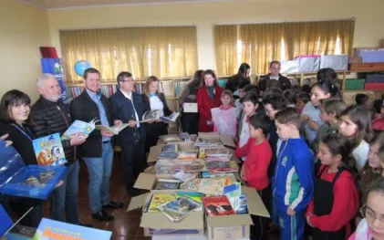 170807_-_guaraniacu_-_entrega_livros_escola_sao_judas_tadeu_2.jpg