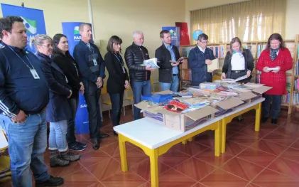 170807_-_guaraniacu_-_entrega_livros_escola_sao_judas_tadeu_3.jpg