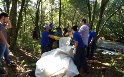 171124_guarapuava_-_empregados_fazem_limpeza_rio_cascavelzinho_2.jpg