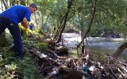 171124_guarapuava_-_empregados_fazem_limpeza_rio_cascavelzinho_3.jpg