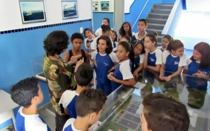 4_-_160811_visitas_escolas_londrina_-_colegio_sesi_4_na_maquete.jpg