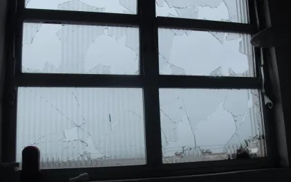 7_vidros_na_sanepar_foram_quebrados_durante_o_temporal.jpg