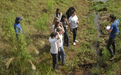 coleta_de_agua_no_corrego_tres_pioneiros.jpg