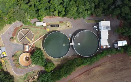 Uma vista aérea da ETE de Itaipulândia, demonstrando a escala industrial e a eficiência operacional da instalação com base em uma abordagem modular